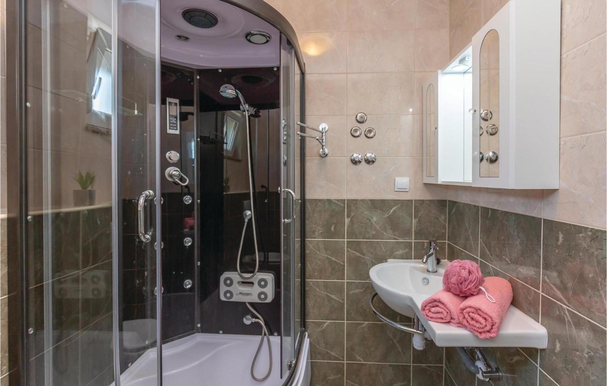 Gorgeous Apartment In Krvavica With Kitchen Екстер'єр фото